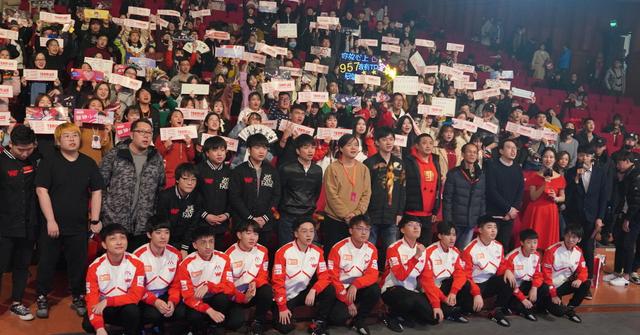  波鸿老将退役仪式感人，全场掌声致敬  
